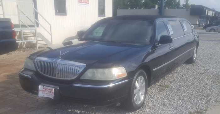 Lincoln Town Car 2003 $9900.00 incacar.com