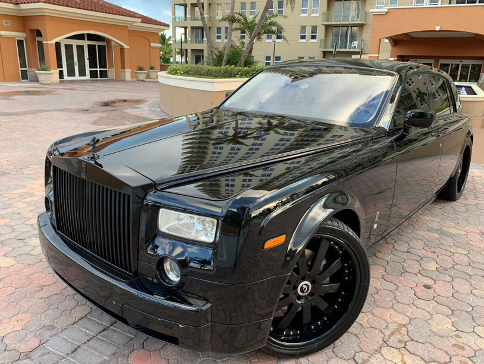 Черный роллс забирает джекпот. Rolls Royce Phantom. Роллс Ройс 2006. RR Phantom 2006. Rolls Royce Phantom Custom.